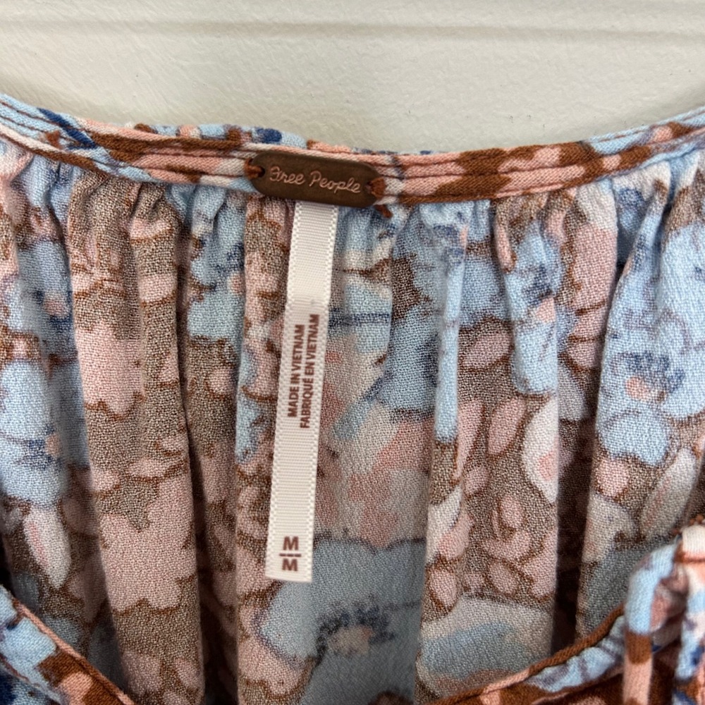 Free People Blouse Blue Brown M Floral Smocked Back Ruffle V-Neck Tie Boho Top - Picture 2 of 8